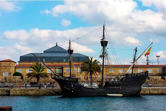 Barco de madera en el puerto de ferrol