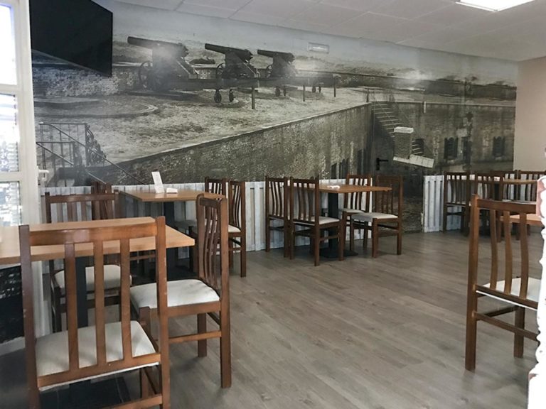 Mesas de la cafeteria la frontera en ferrol 02