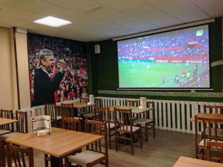 Mesas y partido de futbol de la cafeteria la frontera en ferrol 05