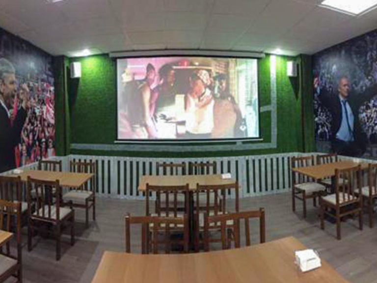 Pantalla gigante de la cafeteria la frontera en ferrol 04